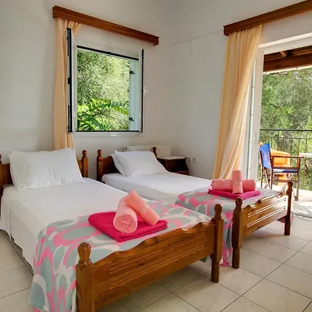 Apolysoi Sleeps 5 Pool Air Con Wifi *
