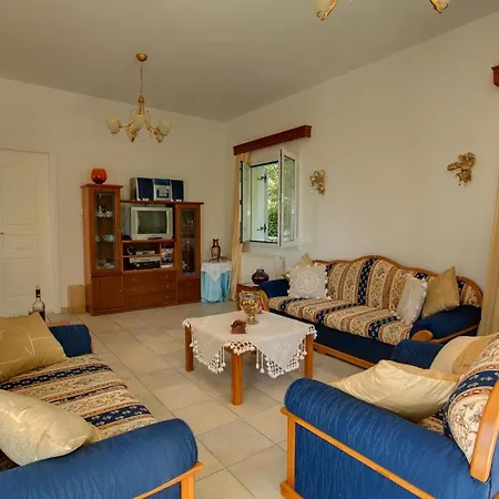 Apolysoi Sleeps 5 Pool Air Con Wifi *